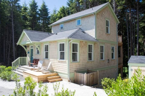 LegaSea Beach House by Seabrook Hospitality House in Seabrook