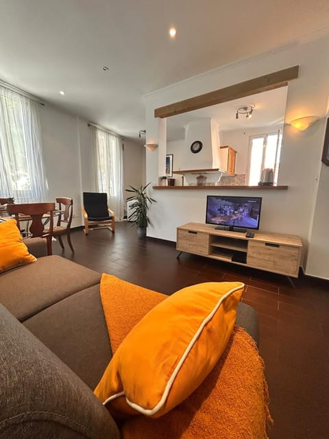 TV and multimedia, Living room, Seating area