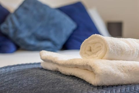 2 bed flat near airport &parking Apartment in Paisley