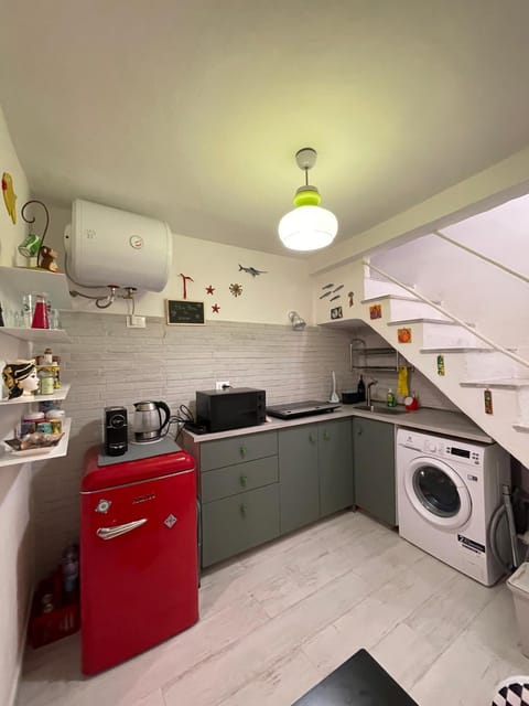 Kitchen or kitchenette, minibar, washing machine