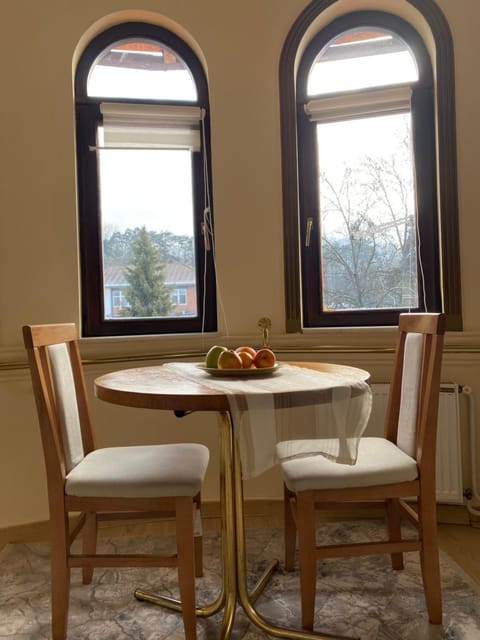 Seating area, Dining area