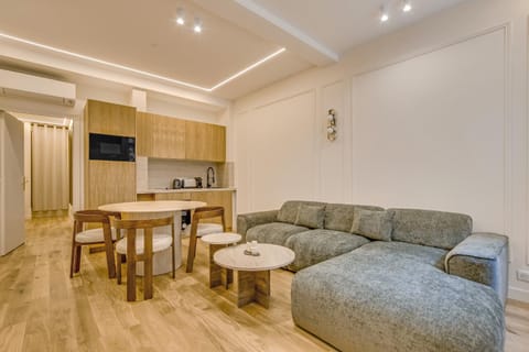 TV and multimedia, Kitchen or kitchenette, Living room, Seating area, Dining area, stove