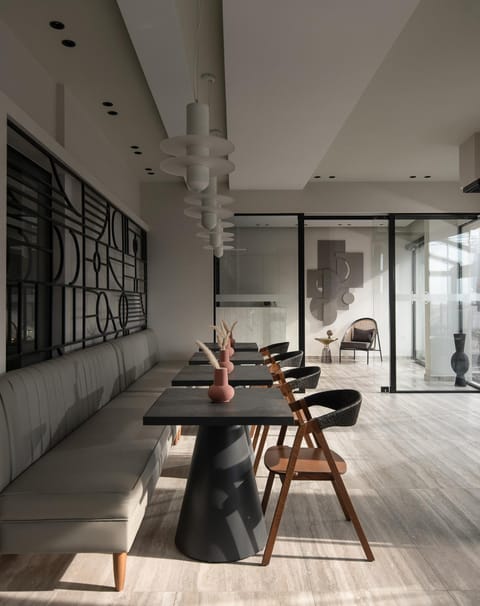 Restaurant/places to eat, Seating area