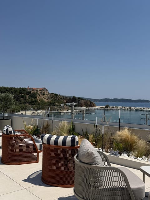 Restaurant/places to eat, Balcony/Terrace, Lounge or bar
