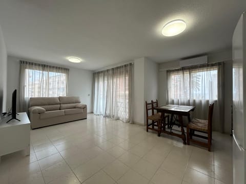 TV and multimedia, Living room, Seating area, Dining area