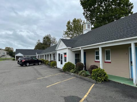 Property building, Day, Street view, Parking