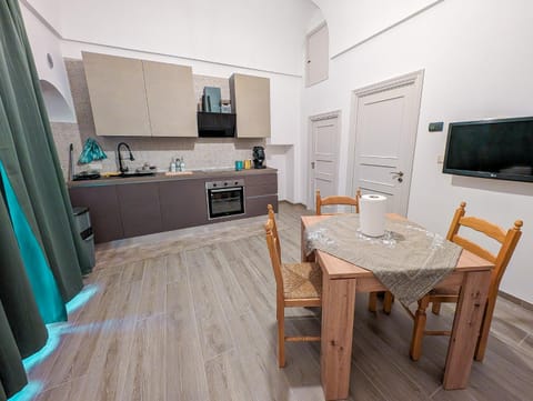 Communal lounge/ TV room, TV and multimedia, Kitchen or kitchenette, Living room, Seating area, Dining area, dishwasher, oven, stove