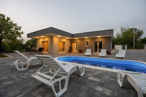 Property building, Patio, Day, Natural landscape, Pool view, Swimming pool, sunbed