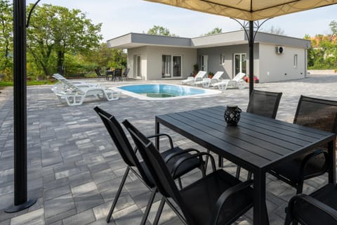 Property building, Patio, Day, Dining area, Pool view, Swimming pool, sunbed