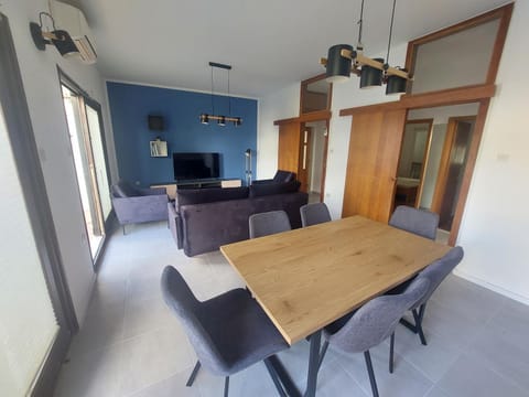 TV and multimedia, Living room, Seating area, Dining area