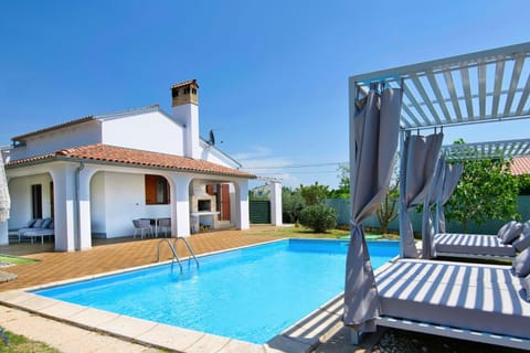 Property building, Patio, Day, Pool view, Swimming pool, sunbed