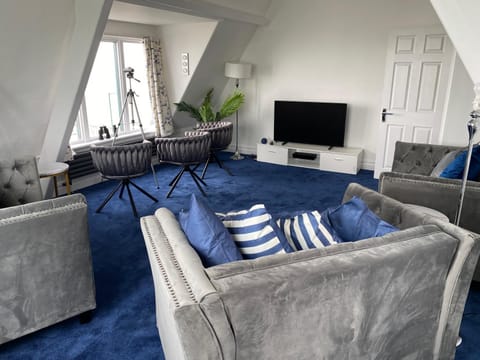 Blue Ocean Seaview Penthouse Perfectly Saltburn Apartment in Saltburn-by-the-Sea