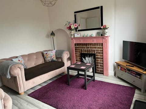 Two Four Four, holiday home in Matlock House in Matlock