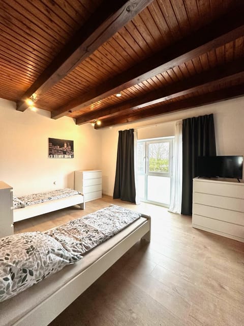 Bed, TV and multimedia, Photo of the whole room, Bedroom