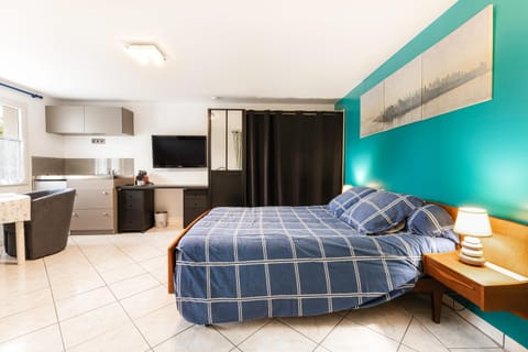 Bed, TV and multimedia, Kitchen or kitchenette, Living room, Photo of the whole room, Seating area, Dining area, Bedroom, minibar