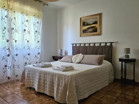 Bed, Photo of the whole room, Bedroom, towels, air conditioner
