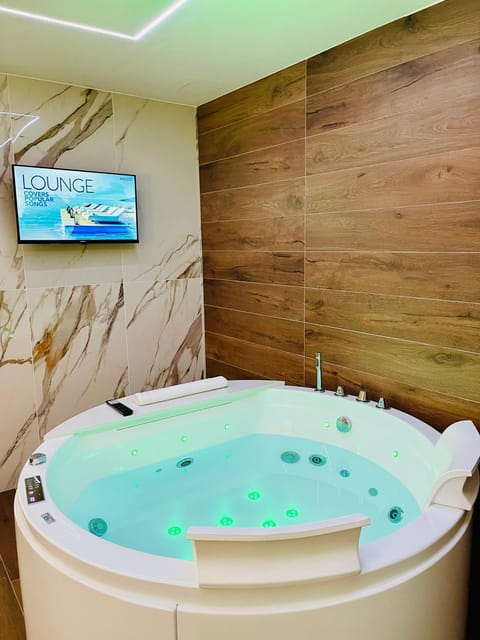 Hot Tub, TV and multimedia, Bath