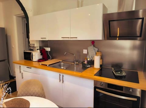 Coffee/tea facilities, Kitchen or kitchenette, oven, stove