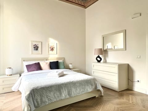 Bed, TV and multimedia, Bedroom, wardrobe, air conditioner