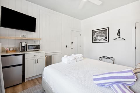 Folliday Inn - The Ariston - Room 34 Inn in Folly Beach