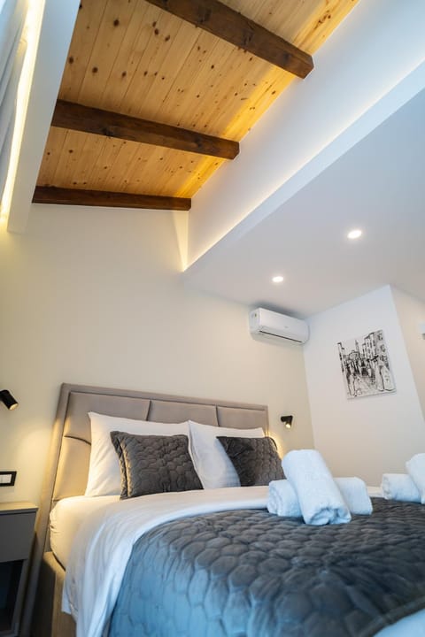 Photo of the whole room, air conditioner