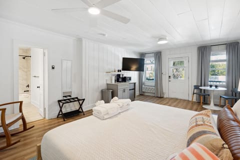 Bed, TV and multimedia, Kitchen or kitchenette, Seating area, Bedroom