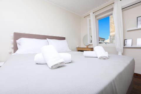 Photo of the whole room, Bedroom, towels