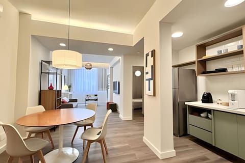 Kitchen or kitchenette, Living room, Seating area, Dining area