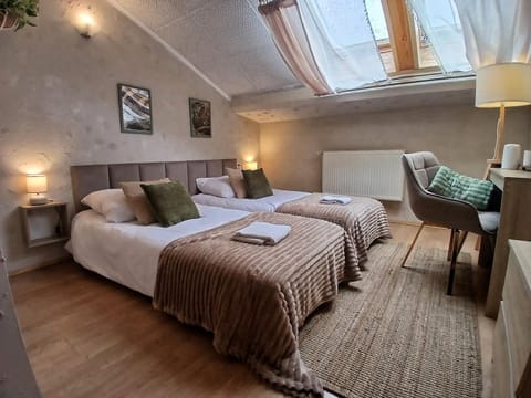 KRK stop near airport Apartment in Gmina Liszki