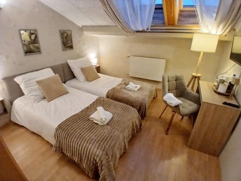 KRK stop near airport Apartment in Gmina Liszki