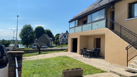 Appartement au bord du lac avec terrasse Apartment in Auvergne-Rhône-Alpes