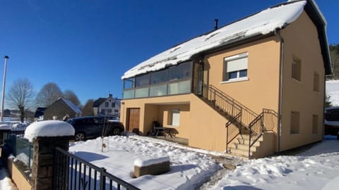 Appartement au bord du lac avec terrasse Apartment in Auvergne-Rhône-Alpes