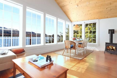 'Erinleigh By The Sea' Waterfront House in Jenner