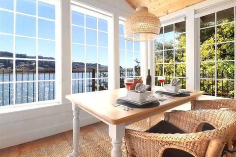 'Erinleigh By The Sea' Waterfront House in Jenner