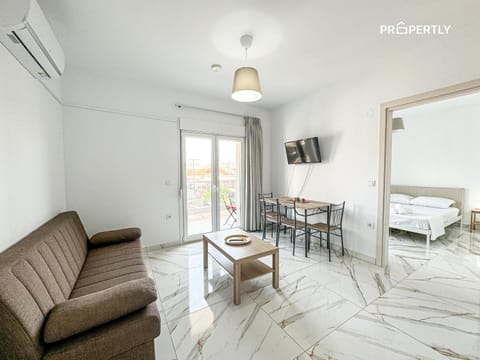 TV and multimedia, Living room, Photo of the whole room, Dining area