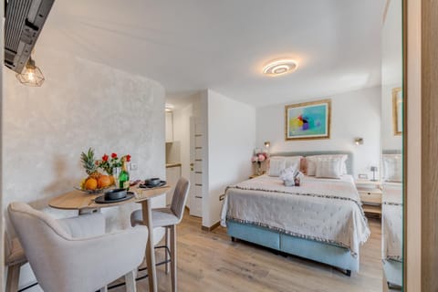 Bed, Photo of the whole room, Seating area, Dining area, Bedroom