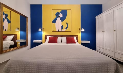 Bed, Photo of the whole room, Decorative detail, Bedroom, wardrobe