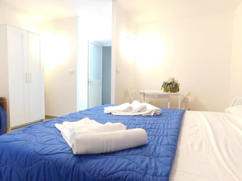 Bed, Photo of the whole room, towels