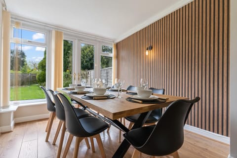 Driveway - Equipped Home - Sleeps 7 3 Bedrooms 4 or 6 Beds- M42 Near City Centre NEC HS2 Sites Edgbaston Moseley Solihull & lots more! Regular & Long Work Stays Available - Samina - ARZ Stays House in Shirley