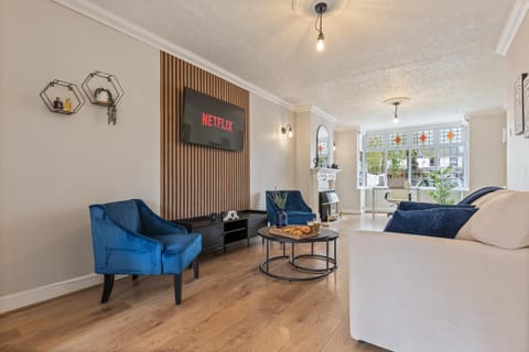 Driveway - Equipped Home - Sleeps 7 3 Bedrooms 4 or 6 Beds- M42 Near City Centre NEC HS2 Sites Edgbaston Moseley Solihull & lots more! Regular & Long Work Stays Available - Samina - ARZ Stays House in Shirley