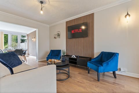 Driveway - Equipped Home - Sleeps 7 3 Bedrooms 4 or 6 Beds- M42 Near City Centre NEC HS2 Sites Edgbaston Moseley Solihull & lots more! Regular & Long Work Stays Available - Samina - ARZ Stays House in Shirley