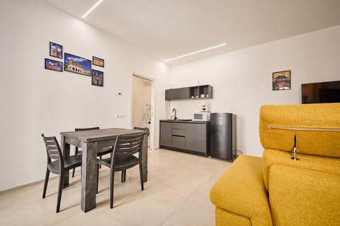 Kitchen or kitchenette, Dining area, stove