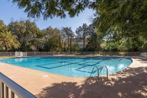 Saint Tropez Superbe appartement rénove 2023 AC centre ville mer 100m Apartment in Saint-Tropez