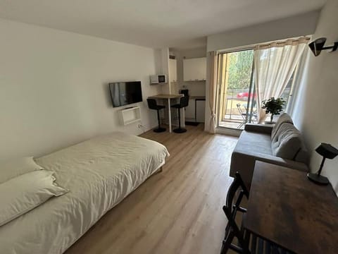 Bed, Living room