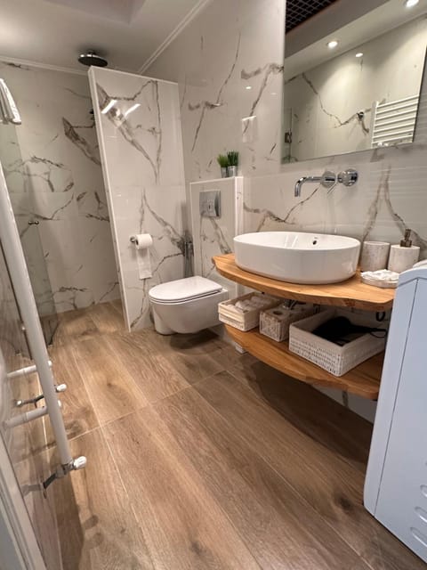 Shower, Toilet, Bathroom, Bath