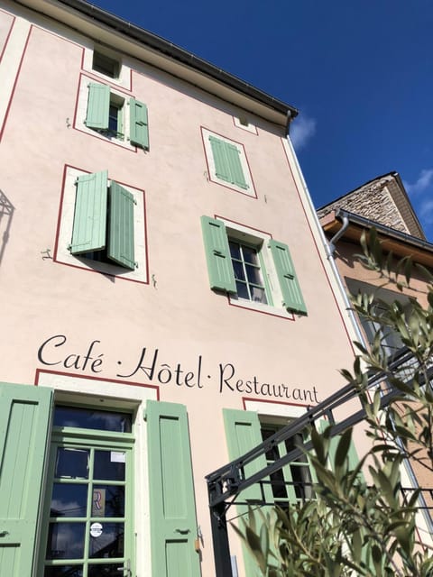 Property building, Restaurant/places to eat, Facade/entrance, Balcony/Terrace