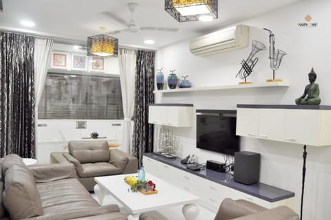 Communal lounge/ TV room, TV and multimedia, Living room, Seating area, air conditioner
