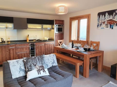 Kitchen or kitchenette, Living room, Seating area, Dining area, pet friendly, stove