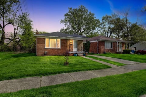 Queen G2 Mansion home House in Inkster