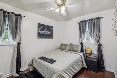 Queen G2 Mansion home House in Inkster